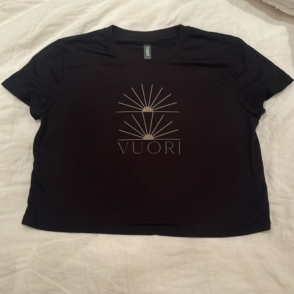 Vuori cropped black tee